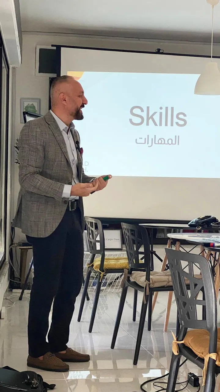 أحمد فرح أثناء تقديم عرض عن المهارات